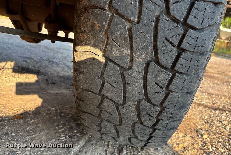 image for item EJ7636 2011 Chevrolet Silverado 3500HD flatbed pickup truck