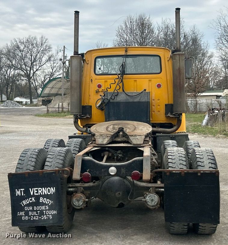 image for item EK2809 1981 Ford L9000 semi truck