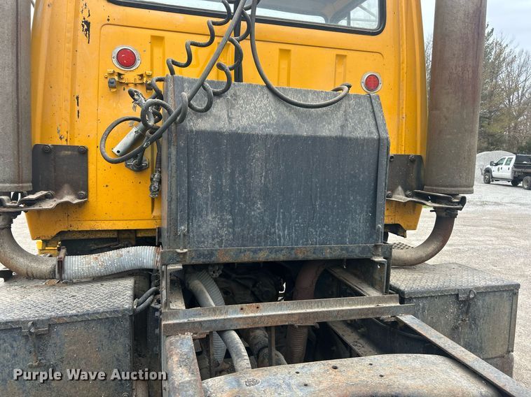 image for item EK2809 1981 Ford L9000 semi truck