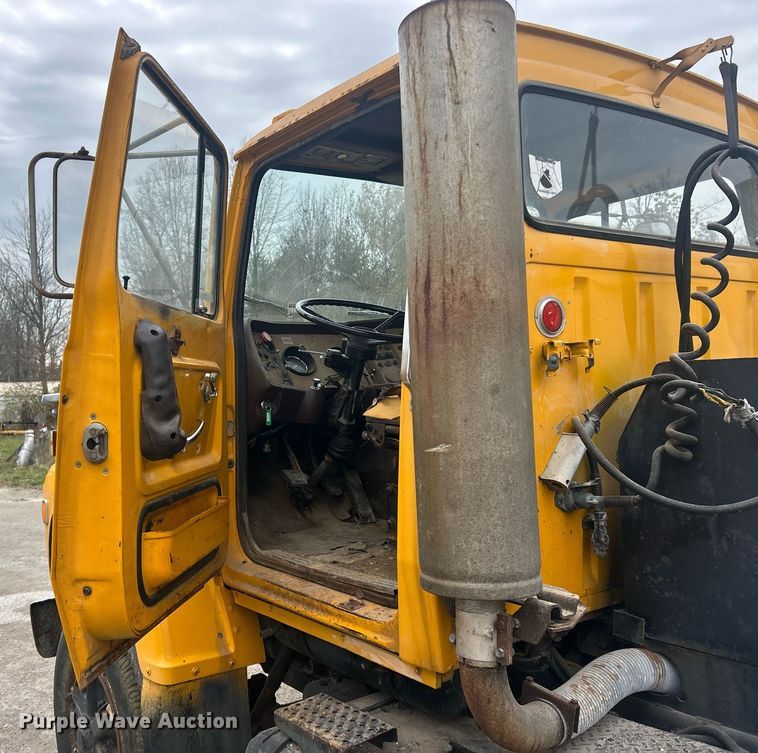 image for item EK2809 1981 Ford L9000 semi truck