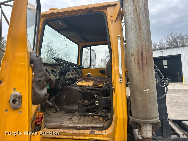 image for item EK2809 1981 Ford L9000 semi truck