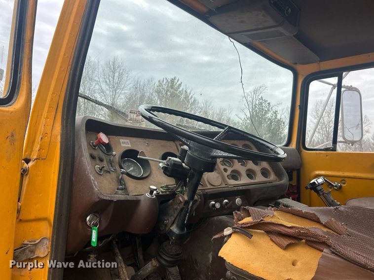 image for item EK2809 1981 Ford L9000 semi truck