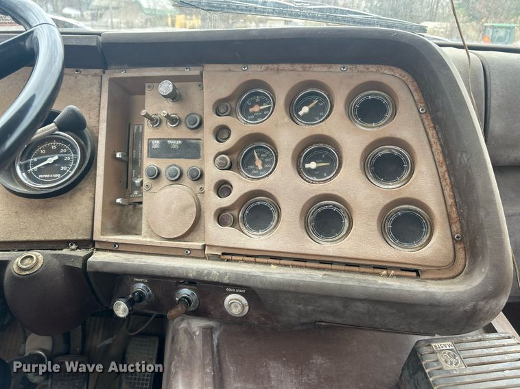 image for item EK2809 1981 Ford L9000 semi truck