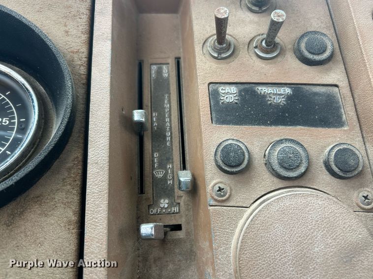 image for item EK2809 1981 Ford L9000 semi truck