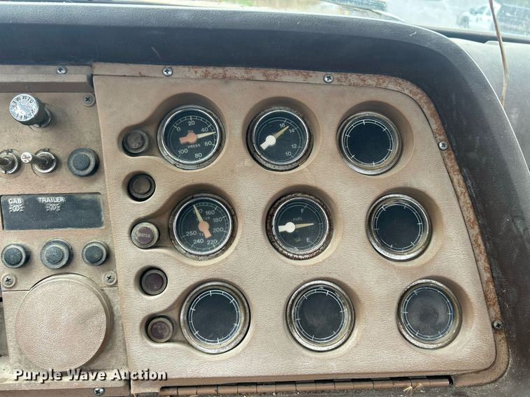 image for item EK2809 1981 Ford L9000 semi truck