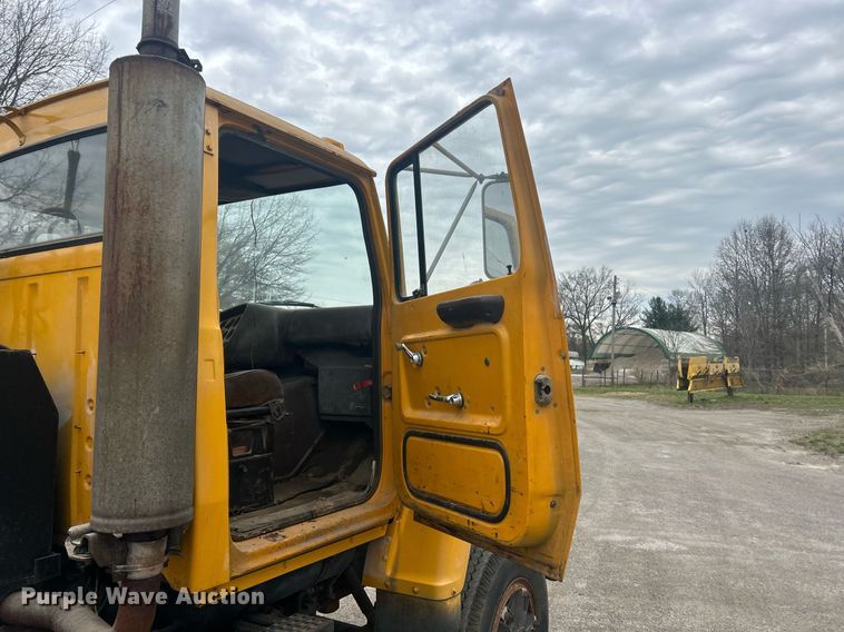 image for item EK2809 1981 Ford L9000 semi truck