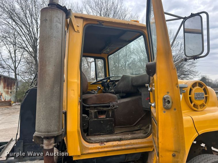 image for item EK2809 1981 Ford L9000 semi truck