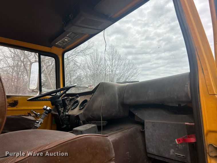 image for item EK2809 1981 Ford L9000 semi truck