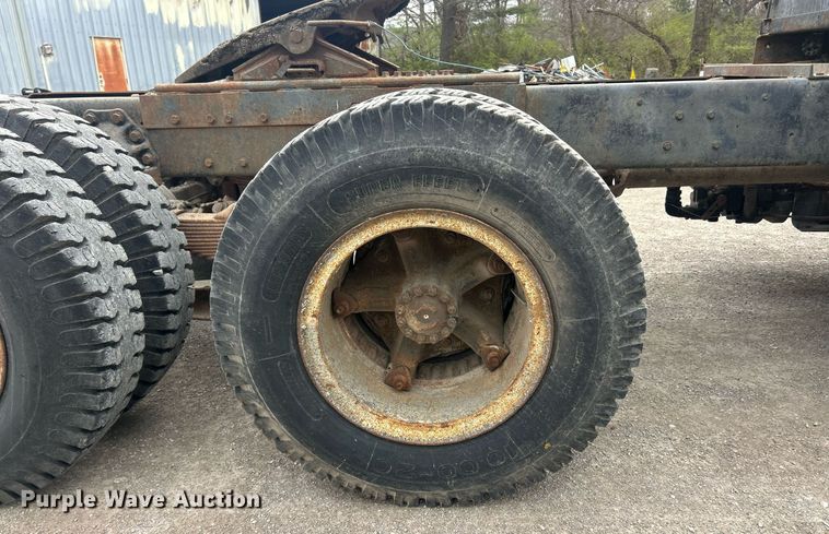 image for item EK2809 1981 Ford L9000 semi truck