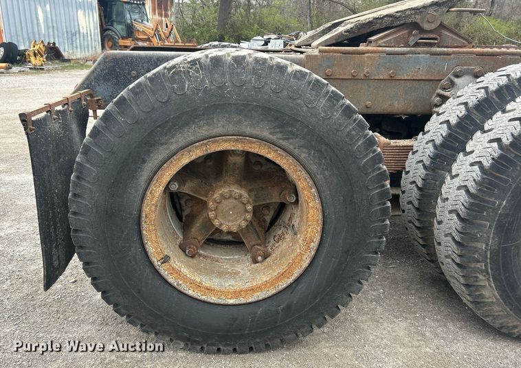 image for item EK2809 1981 Ford L9000 semi truck