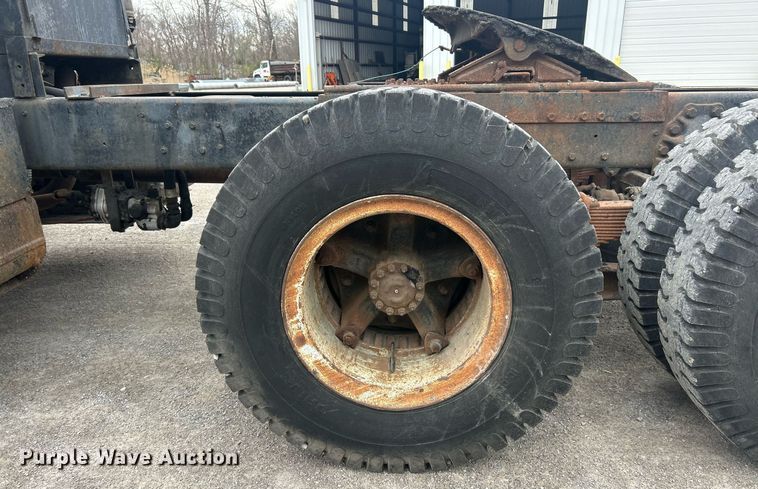 image for item EK2809 1981 Ford L9000 semi truck