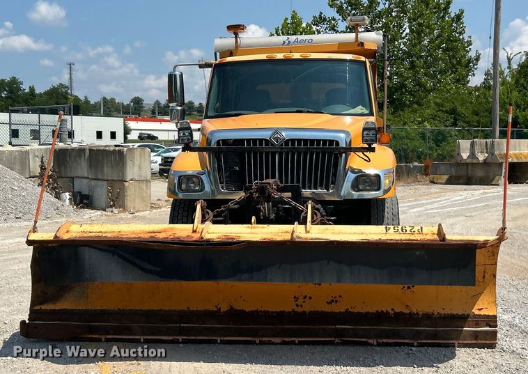 image for item EK8461 2006 International 7400 Crew Cab dump truck