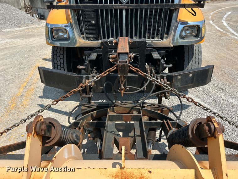 image for item EK8461 2006 International 7400 Crew Cab dump truck