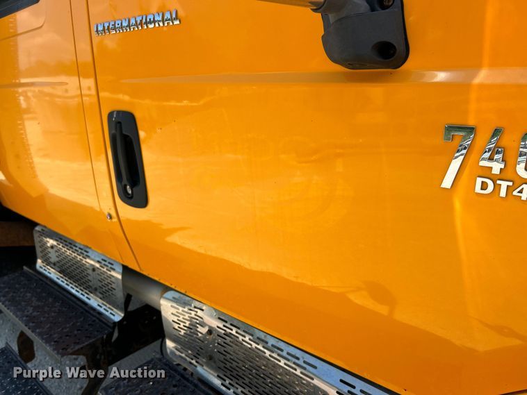 image for item EK8461 2006 International 7400 Crew Cab dump truck