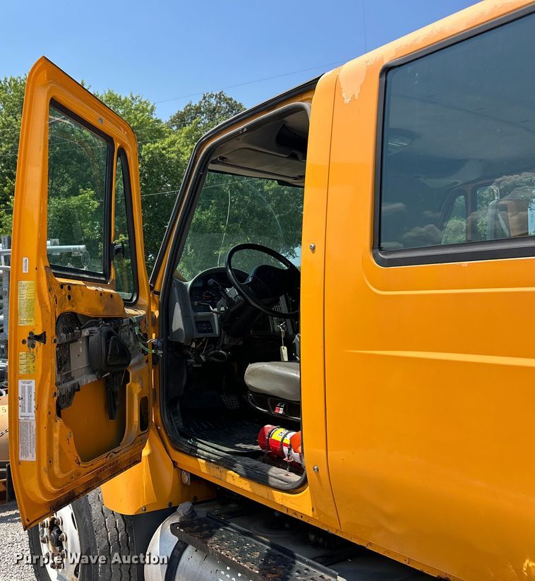 image for item EK8461 2006 International 7400 Crew Cab dump truck