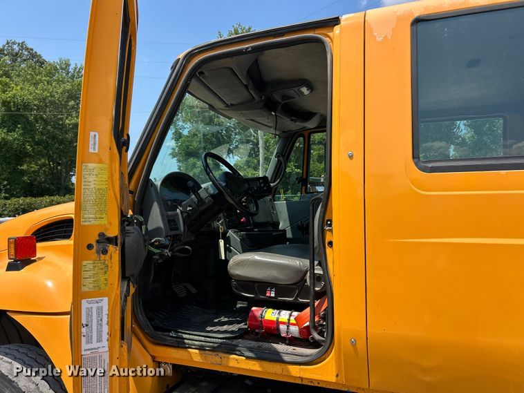 image for item EK8461 2006 International 7400 Crew Cab dump truck