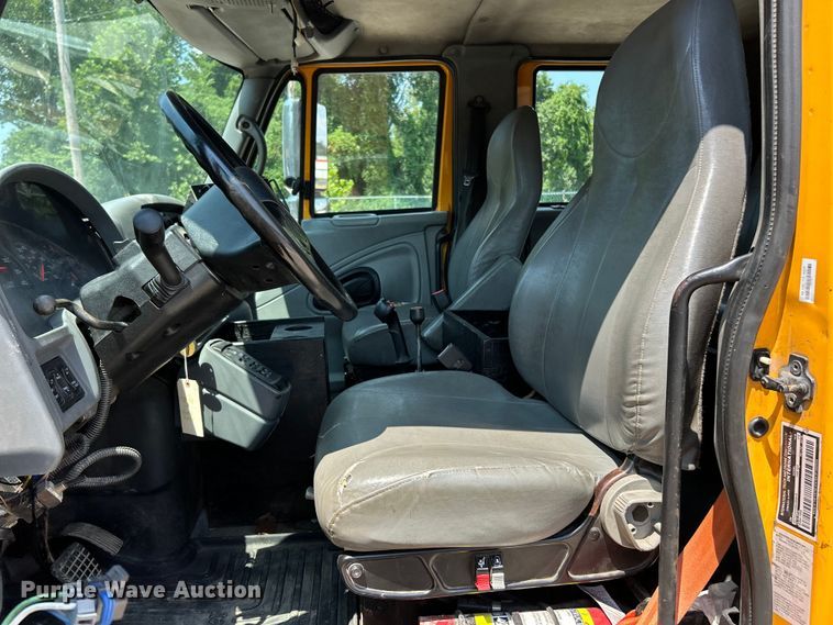 image for item EK8461 2006 International 7400 Crew Cab dump truck