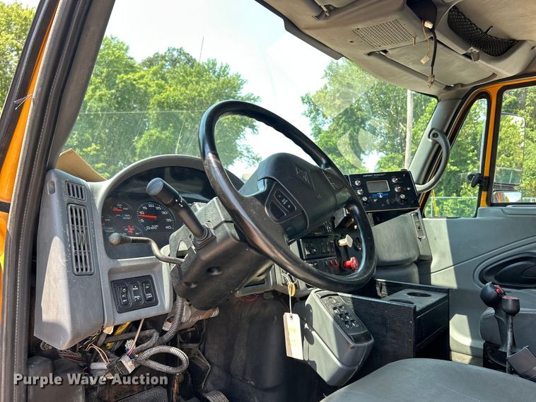 image for item EK8461 2006 International 7400 Crew Cab dump truck