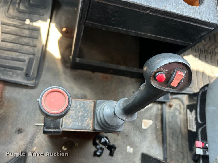 image for item EK8461 2006 International 7400 Crew Cab dump truck