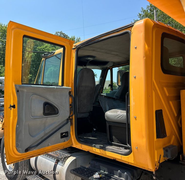 image for item EK8461 2006 International 7400 Crew Cab dump truck