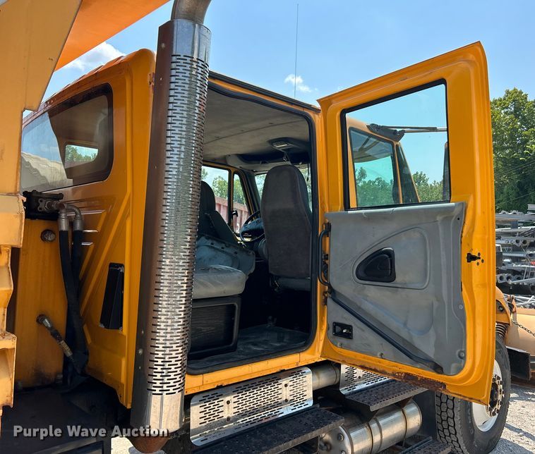 image for item EK8461 2006 International 7400 Crew Cab dump truck