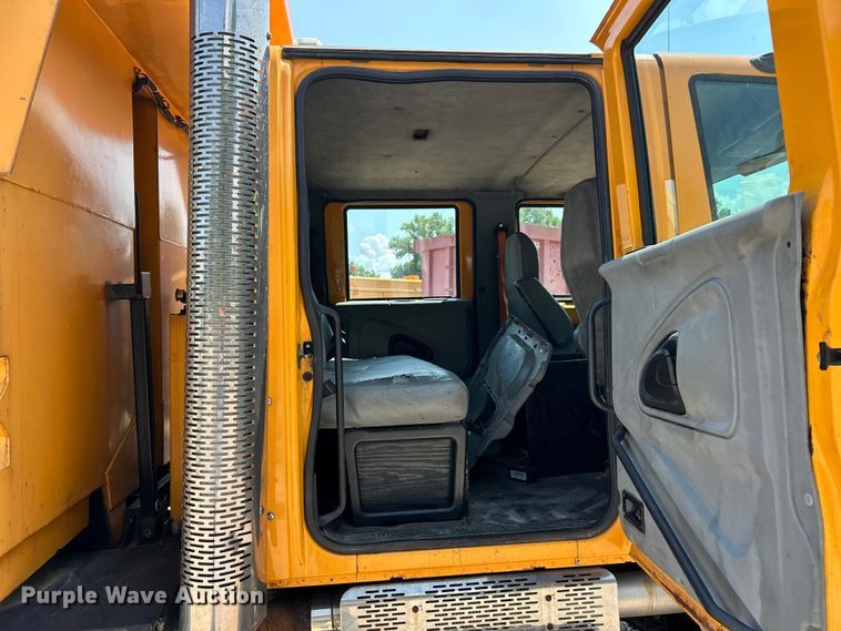 image for item EK8461 2006 International 7400 Crew Cab dump truck