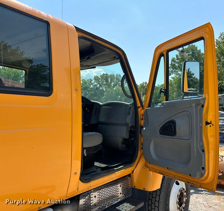 image for item EK8461 2006 International 7400 Crew Cab dump truck