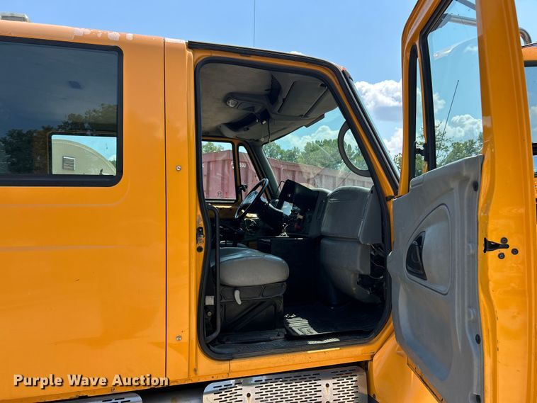 image for item EK8461 2006 International 7400 Crew Cab dump truck