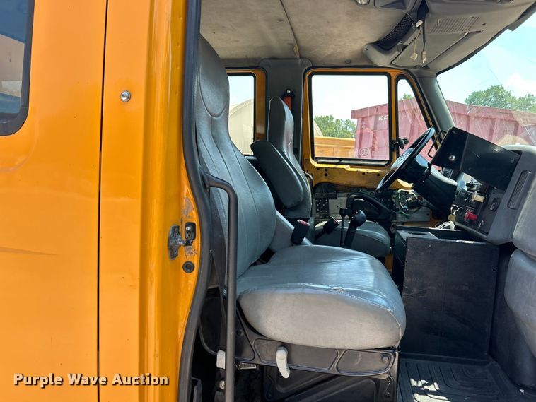 image for item EK8461 2006 International 7400 Crew Cab dump truck