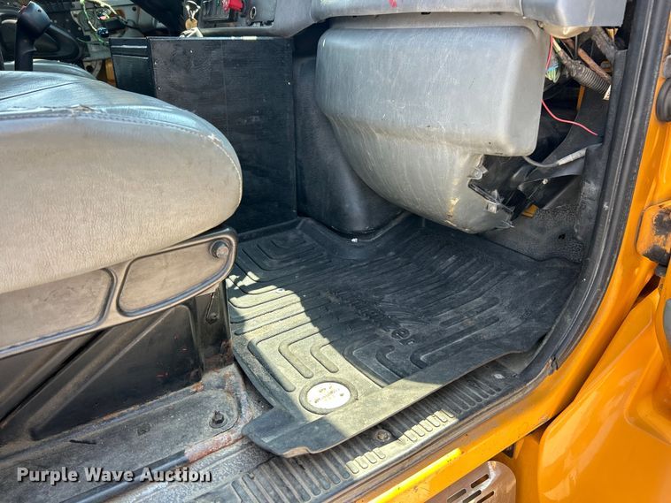 image for item EK8461 2006 International 7400 Crew Cab dump truck