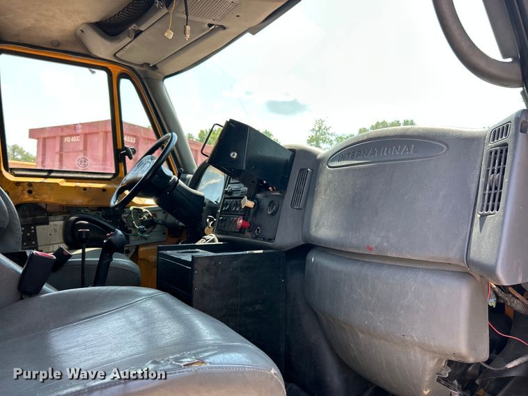 image for item EK8461 2006 International 7400 Crew Cab dump truck