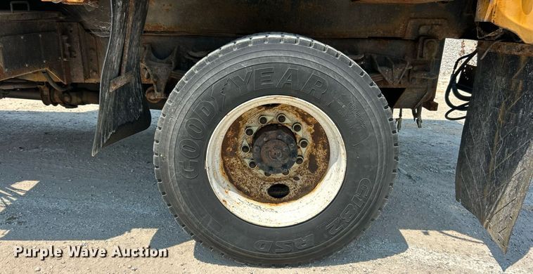 image for item EK8461 2006 International 7400 Crew Cab dump truck