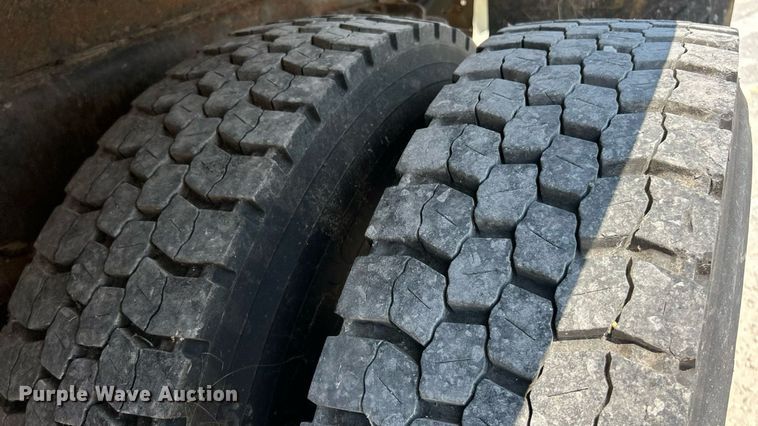 image for item EK8461 2006 International 7400 Crew Cab dump truck