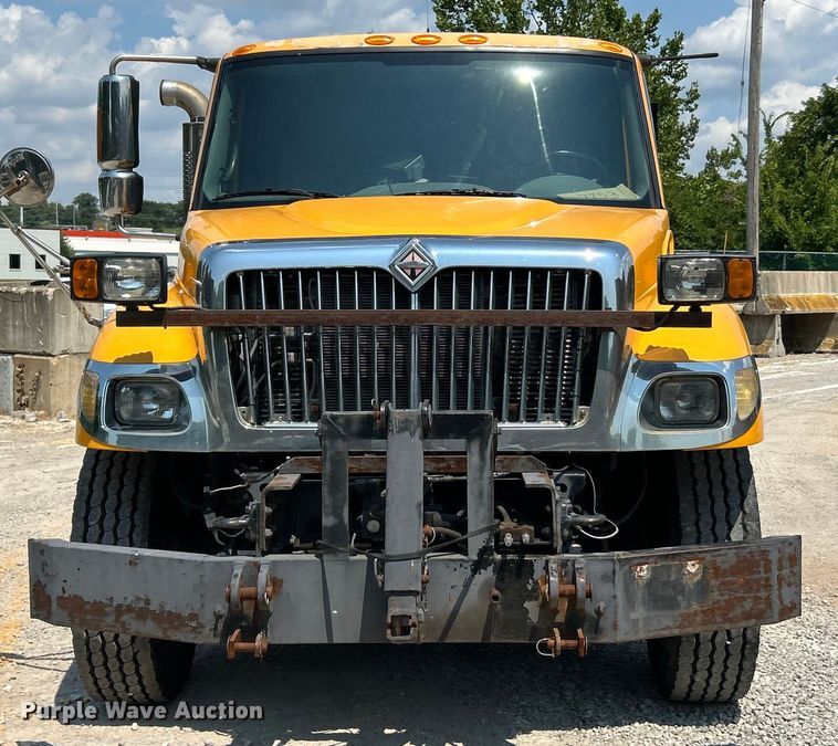 image for item EK8472 2006 International 7400 flatbed truck