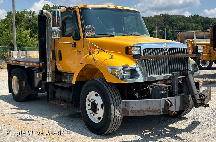 image for item EK8472 2006 International 7400 flatbed truck