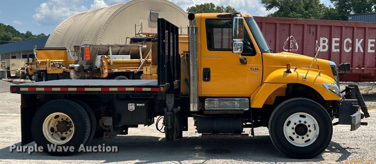 image for item EK8472 2006 International 7400 flatbed truck