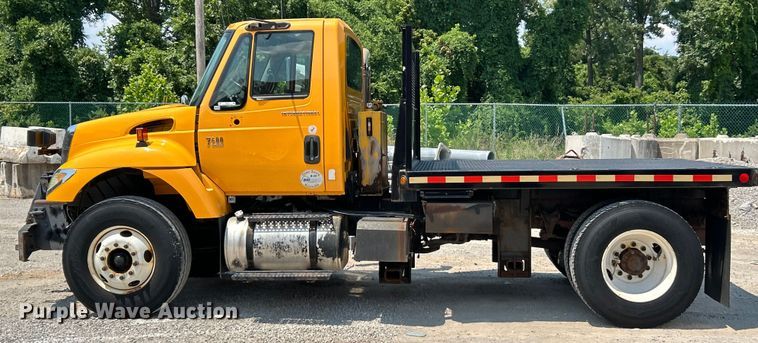 image for item EK8472 2006 International 7400 flatbed truck