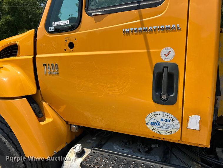 image for item EK8472 2006 International 7400 flatbed truck