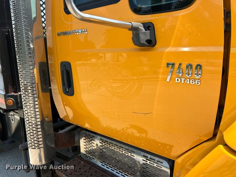 image for item EK8472 2006 International 7400 flatbed truck