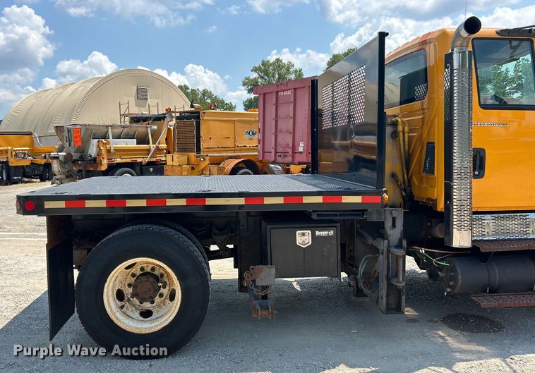 image for item EK8472 2006 International 7400 flatbed truck