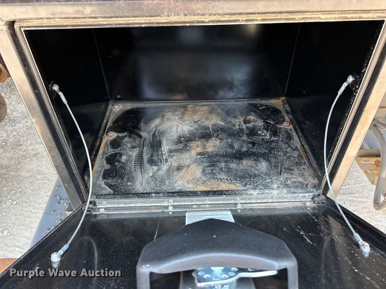 image for item EK8472 2006 International 7400 flatbed truck