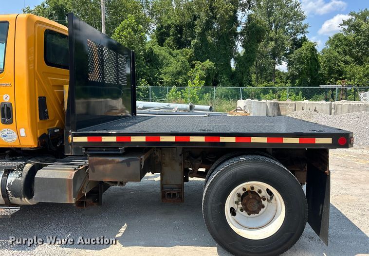 image for item EK8472 2006 International 7400 flatbed truck