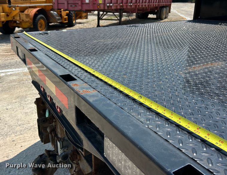 image for item EK8472 2006 International 7400 flatbed truck