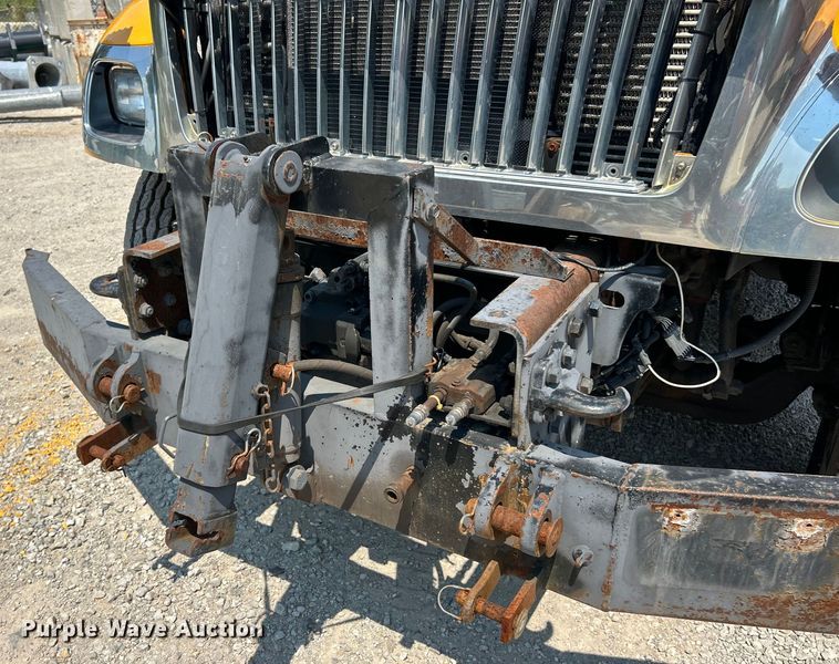 image for item EK8472 2006 International 7400 flatbed truck