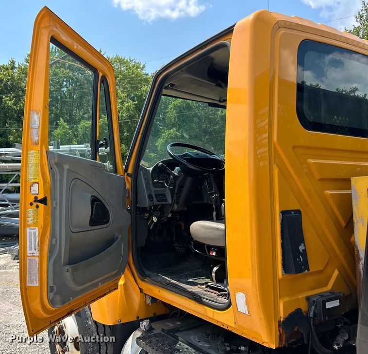 image for item EK8472 2006 International 7400 flatbed truck