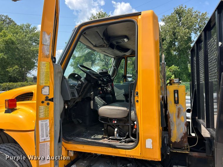 image for item EK8472 2006 International 7400 flatbed truck