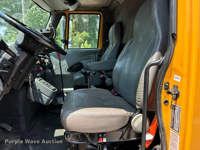 image for item EK8472 2006 International 7400 flatbed truck