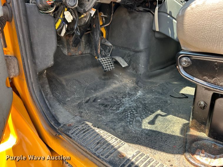 image for item EK8472 2006 International 7400 flatbed truck