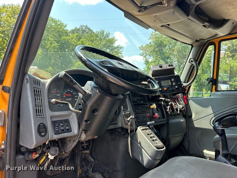 image for item EK8472 2006 International 7400 flatbed truck