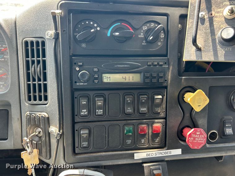 image for item EK8472 2006 International 7400 flatbed truck